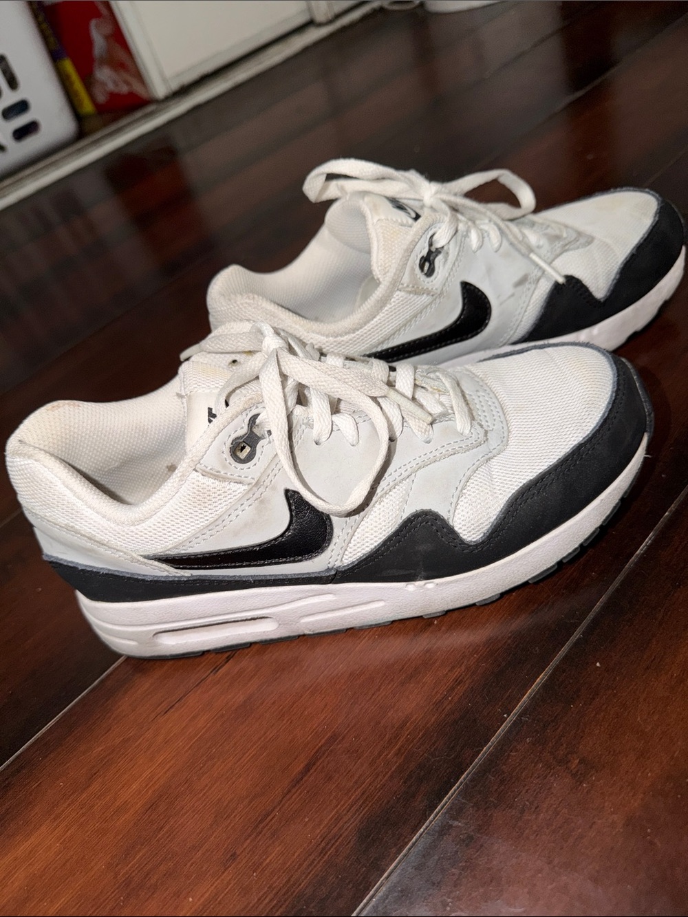 Nike Men's White and Black Low-Top Sneakers